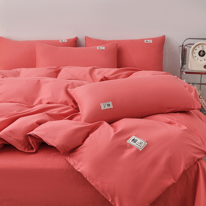 91家纺网 家纺一手货源 找家纺 宇彬家纺 2025直播新款13374全棉母婴级简约轻奢贴画纯色单被套斜纹贡缎新疆长绒贴标款无印风系列 简约-宝石红