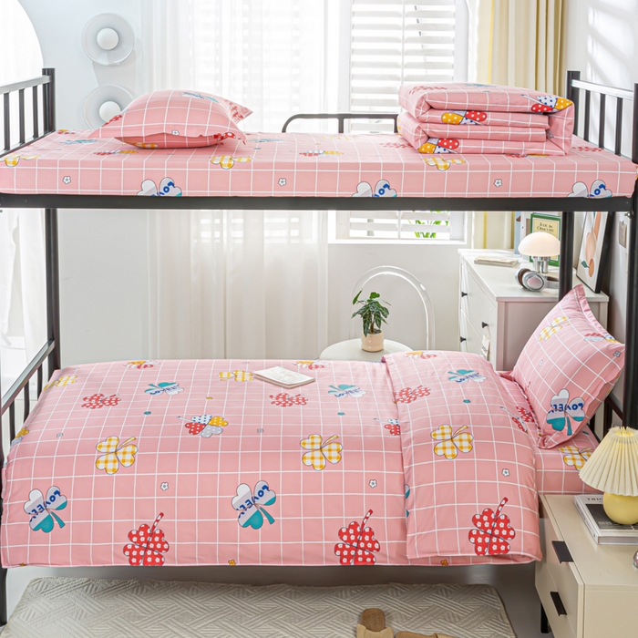 91家纺网 家纺一手货源 找家纺 上学郎家居 2025新款全棉13372学生三件套100棉单人床纯棉六件套学生宿舍床上用品 花季盛典-粉