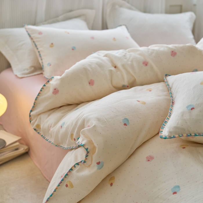 91家纺网 家纺一手货源 找家纺 洋铭区（原狠狠爱） 2025新款全棉彩边双层四件套 小奶糕