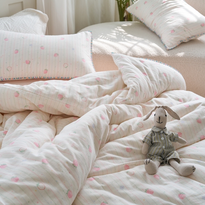 91家纺网 家纺一手货源 找家纺 洋铭区（原狠狠爱） 2025新款全棉彩边双层四件套 酸奶草莓