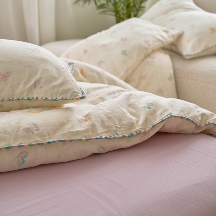 91家纺网 家纺一手货源 找家纺 洋铭区（原狠狠爱） 2025新款全棉彩边双层四件套 彩蝶仙子