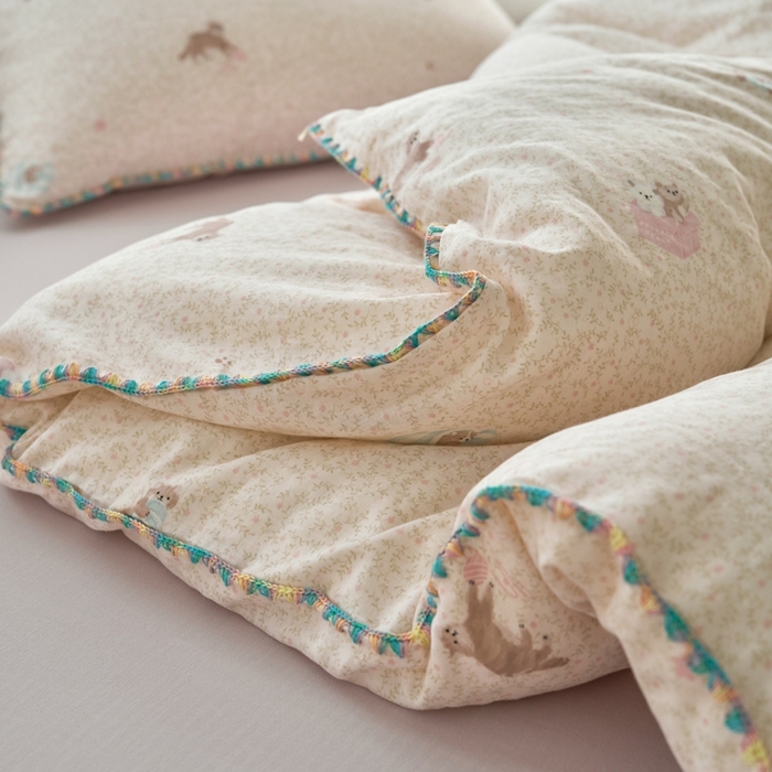 91家纺网 家纺一手货源 找家纺 洋铭区（原狠狠爱） 2025新款全棉彩边双层四件套 小懒猫