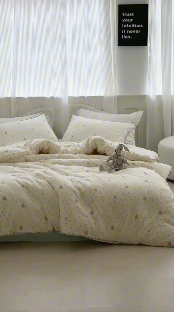 91家纺网 家纺一手货源 找家纺 洋铭区（原狠狠爱） 2025新款全棉彩边双层四件套 花田小兔