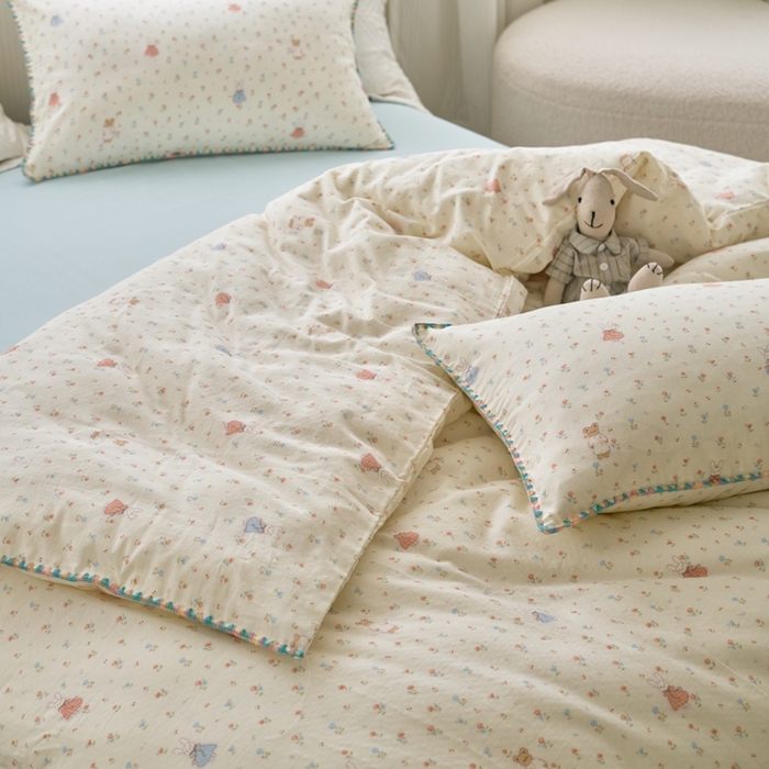 91家纺网 家纺一手货源 找家纺 洋铭区（原狠狠爱） 2025新款全棉彩边双层四件套 花田小兔