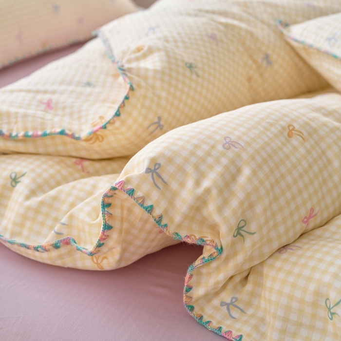 91家纺网 家纺一手货源 找家纺 洋铭区（原狠狠爱） 2025新款全棉彩边双层四件套 奶黄蝴蝶结