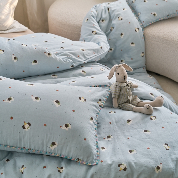 91家纺网 家纺一手货源 找家纺 洋铭区（原狠狠爱） 2025新款全棉彩边双层四件套 草莓小象