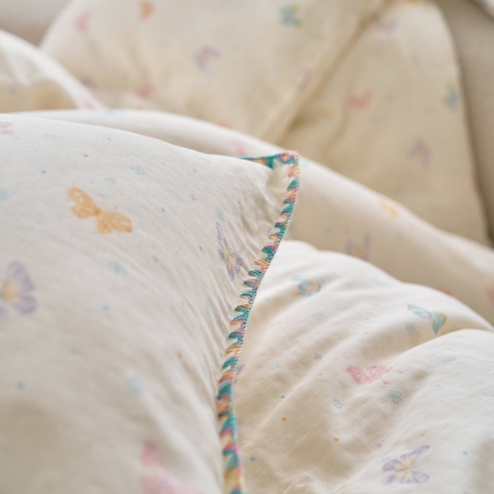 91家纺网 家纺一手货源 找家纺 洋铭区（原狠狠爱） 2025新款全棉彩边双层四件套 彩蝶仙子