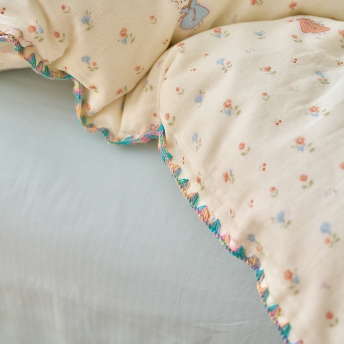 91家纺网 家纺一手货源 找家纺 洋铭区（原狠狠爱） 2025新款全棉彩边双层四件套 花田小兔