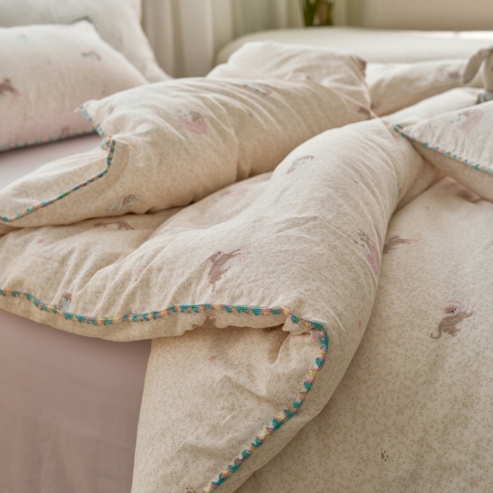 91家纺网 家纺一手货源 找家纺 洋铭区（原狠狠爱） 2025新款全棉彩边双层四件套 小懒猫