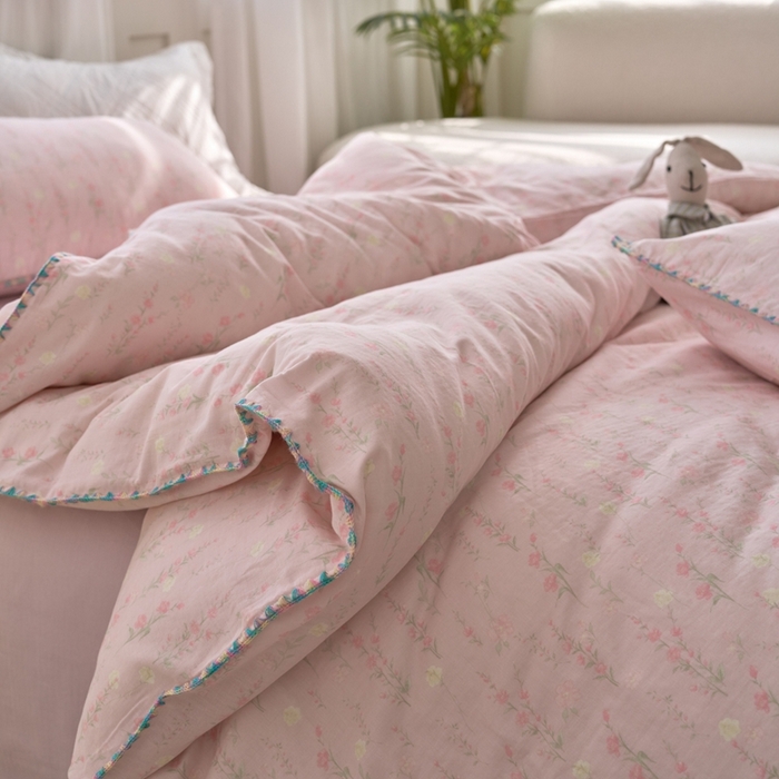 91家纺网 家纺一手货源 找家纺 洋铭区（原狠狠爱） 2025新款全棉彩边双层四件套 清香粉花