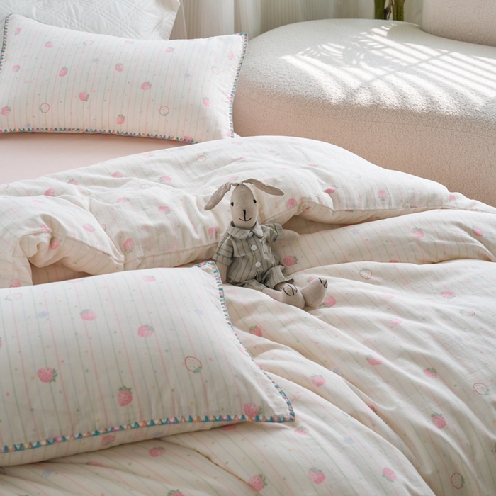 91家纺网 家纺一手货源 找家纺 洋铭区（原狠狠爱） 2025新款全棉彩边双层四件套 酸奶草莓