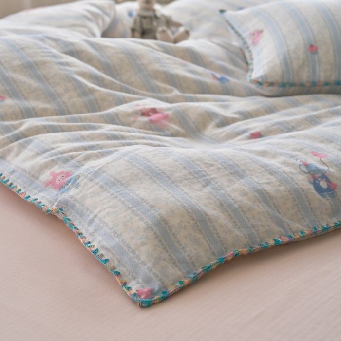 91家纺网 家纺一手货源 找家纺 洋铭区（原狠狠爱） 2025新款全棉彩边双层四件套 萌宝乐园