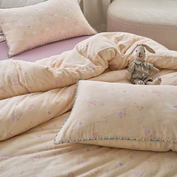 91家纺网 家纺一手货源 找家纺 洋铭区（原狠狠爱） 2025新款全棉彩边双层四件套 蝴蝶粉粉