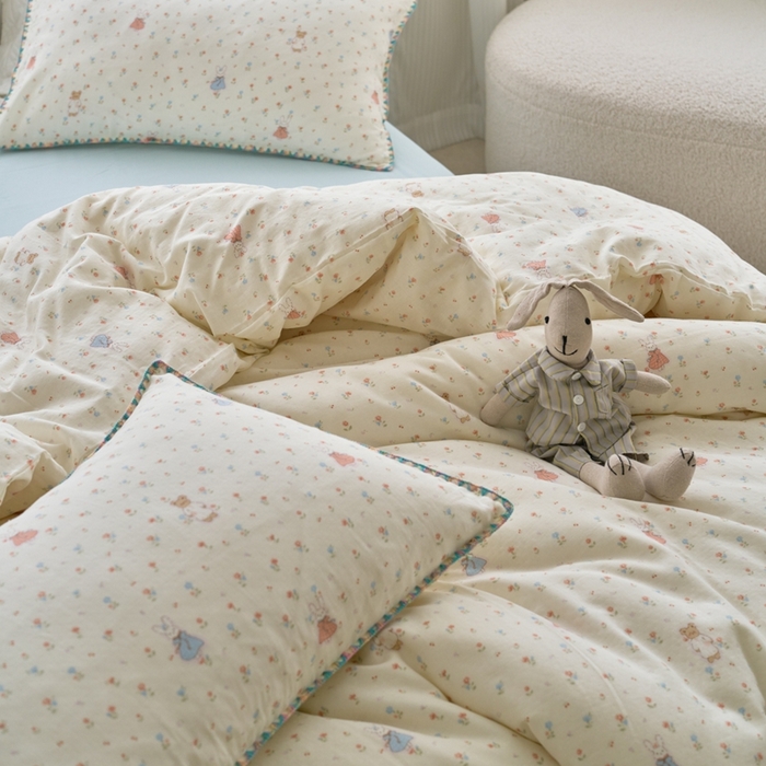 91家纺网 家纺一手货源 找家纺 洋铭区（原狠狠爱） 2025新款全棉彩边双层四件套 花田小兔