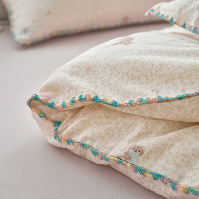 91家纺网 家纺一手货源 找家纺 洋铭区（原狠狠爱） 2025新款全棉彩边双层四件套 小懒猫