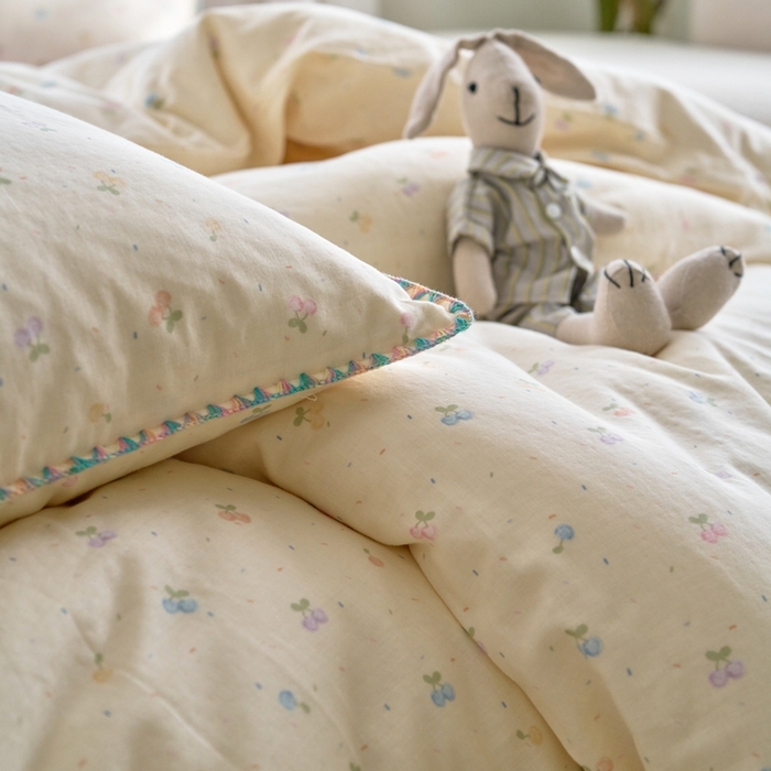 91家纺网 家纺一手货源 找家纺 洋铭区（原狠狠爱） 2025新款全棉彩边双层四件套 多彩樱桃