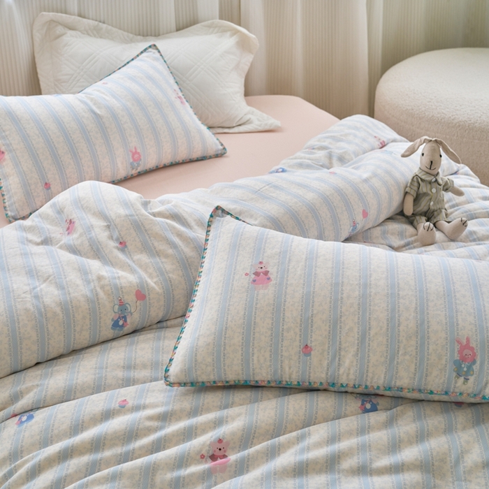 91家纺网 家纺一手货源 找家纺 洋铭区（原狠狠爱） 2025新款全棉彩边双层四件套 萌宝乐园