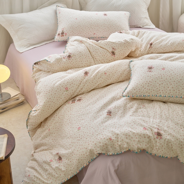 91家纺网 家纺一手货源 找家纺 洋铭区（原狠狠爱） 2025新款全棉彩边双层四件套 拉拉兔