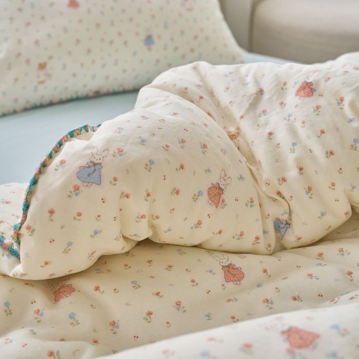 91家纺网 家纺一手货源 找家纺 洋铭区（原狠狠爱） 2025新款全棉彩边双层四件套 花田小兔