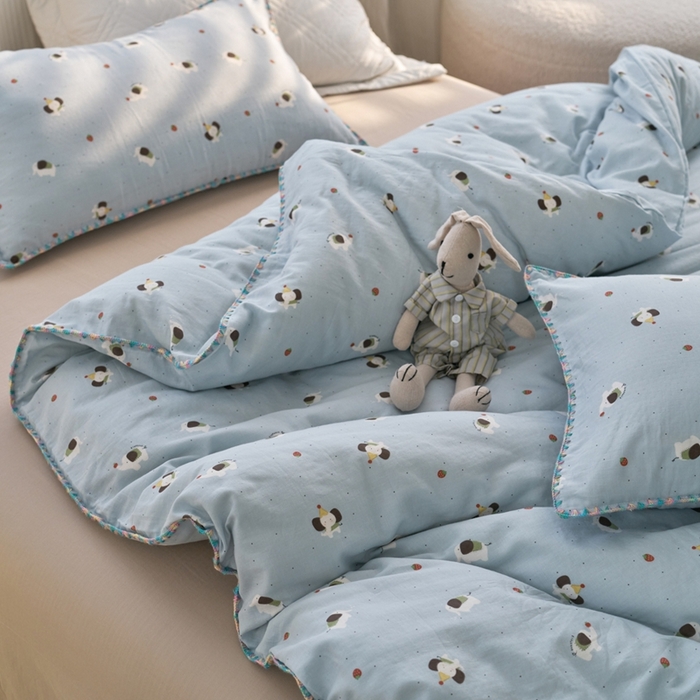 91家纺网 家纺一手货源 找家纺 洋铭区（原狠狠爱） 2025新款全棉彩边双层四件套 草莓小象