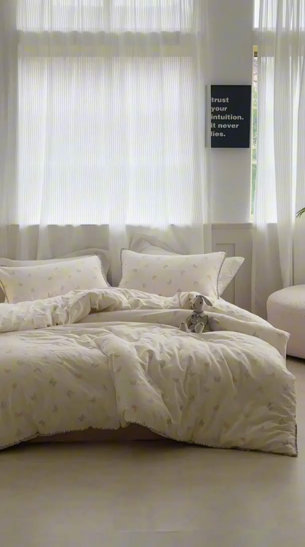 91家纺网 家纺一手货源 找家纺 洋铭区（原狠狠爱） 2025新款全棉彩边双层四件套 彩蝶仙子