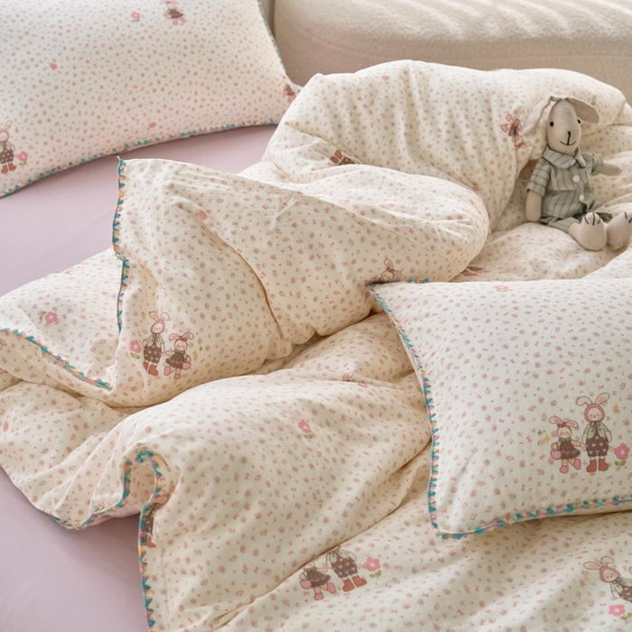 91家纺网 家纺一手货源 找家纺 洋铭区（原狠狠爱） 2025新款全棉彩边双层四件套 拉拉兔