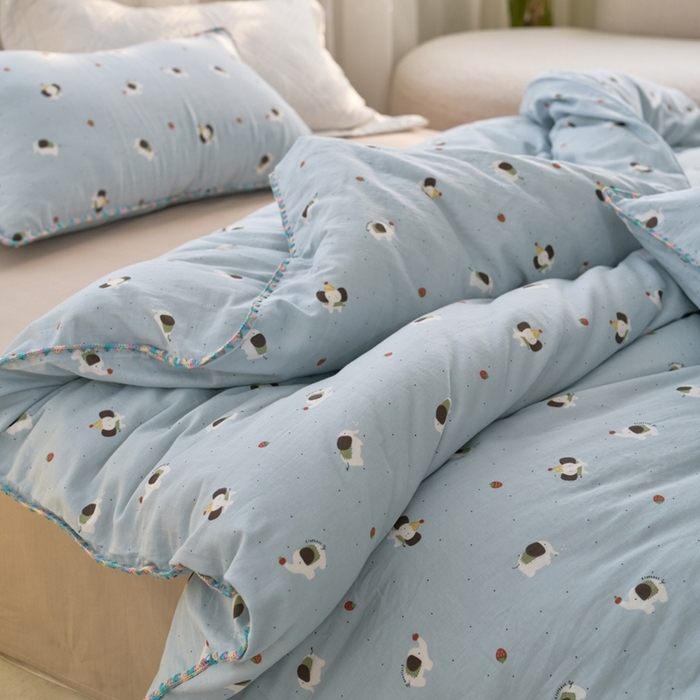 91家纺网 家纺一手货源 找家纺 洋铭区（原狠狠爱） 2025新款全棉彩边双层四件套 草莓小象