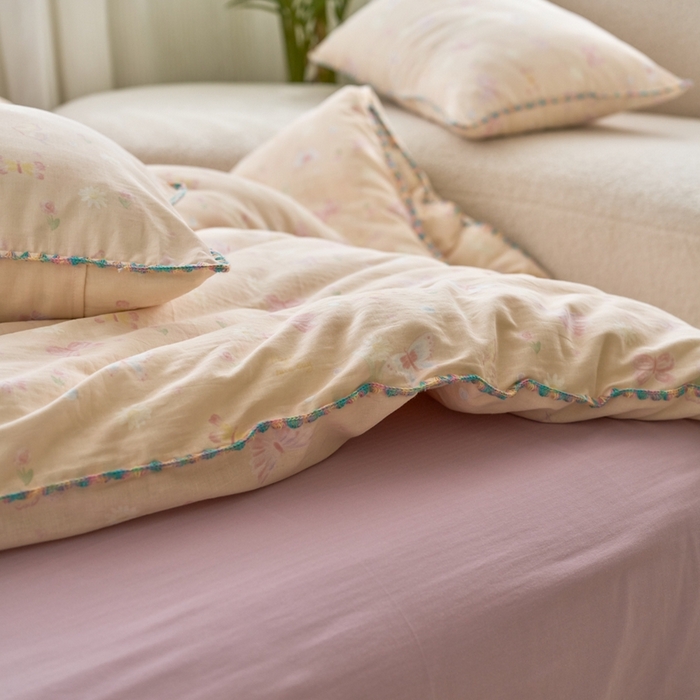 91家纺网 家纺一手货源 找家纺 洋铭区（原狠狠爱） 2025新款全棉彩边双层四件套 蝴蝶粉粉