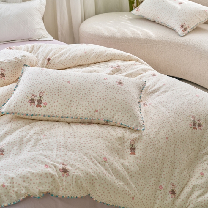 91家纺网 家纺一手货源 找家纺 洋铭区（原狠狠爱） 2025新款全棉彩边双层四件套 拉拉兔