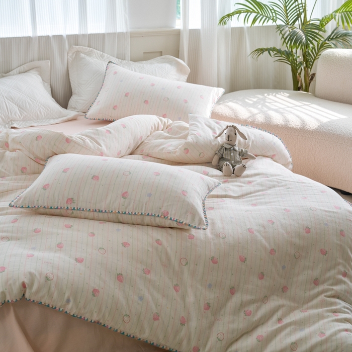 91家纺网 家纺一手货源 找家纺 洋铭区（原狠狠爱） 2025新款全棉彩边双层四件套 酸奶草莓