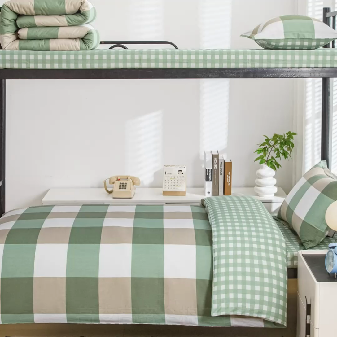 91家纺网 家纺一手货源 找家纺 乐旗家纺 2025新款A类AB版全棉环保印花学生上下铺宿舍三件套六件套 校园笔记-绿