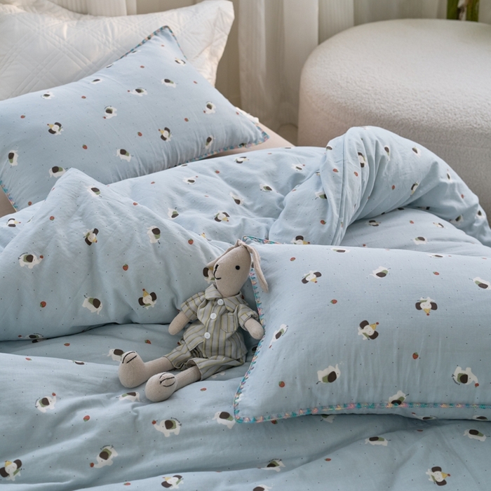 91家纺网 家纺一手货源 找家纺 洋铭区（原狠狠爱） 2025新款全棉彩边双层四件套 草莓小象