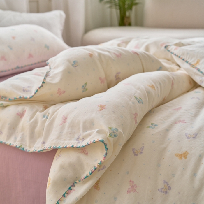 91家纺网 家纺一手货源 找家纺 洋铭区（原狠狠爱） 2025新款全棉彩边双层四件套 彩蝶仙子