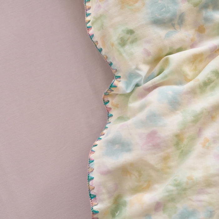 91家纺网 家纺一手货源 找家纺 洋铭区（原狠狠爱） 2025新款全棉彩边双层四件套 仙花朵朵