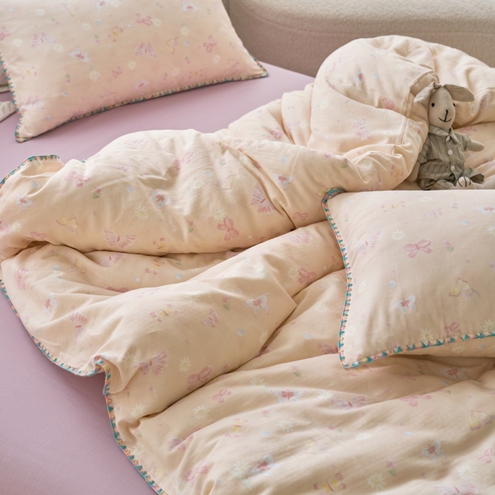 91家纺网 家纺一手货源 找家纺 洋铭区（原狠狠爱） 2025新款全棉彩边双层四件套 蝴蝶粉粉