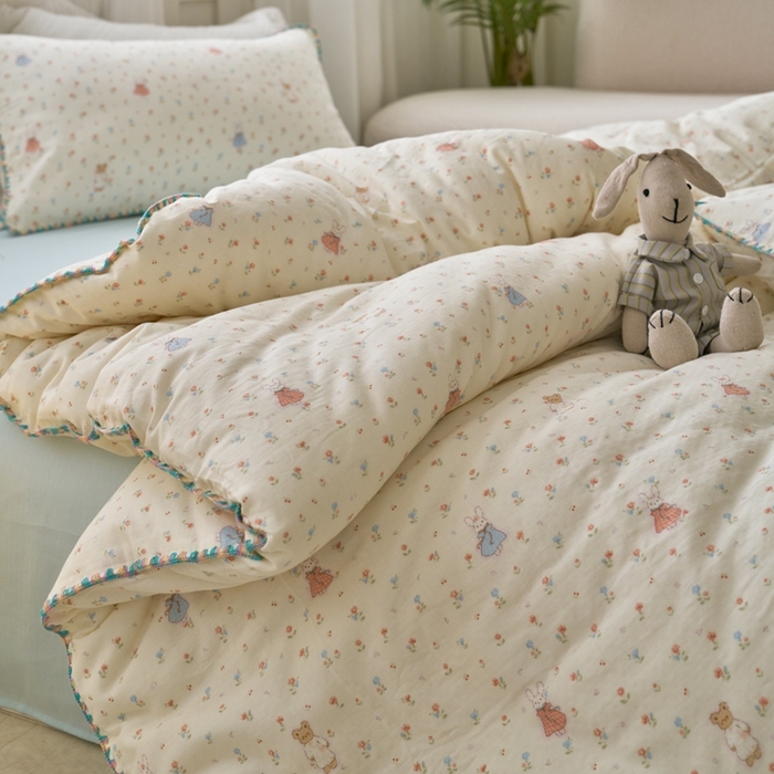 91家纺网 家纺一手货源 找家纺 洋铭区（原狠狠爱） 2025新款全棉彩边双层四件套 花田小兔