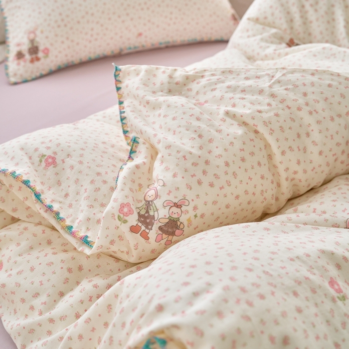 91家纺网 家纺一手货源 找家纺 洋铭区（原狠狠爱） 2025新款全棉彩边双层四件套 拉拉兔