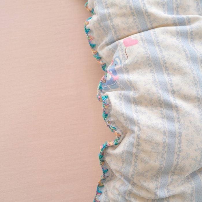 91家纺网 家纺一手货源 找家纺 洋铭区（原狠狠爱） 2025新款全棉彩边双层四件套 萌宝乐园