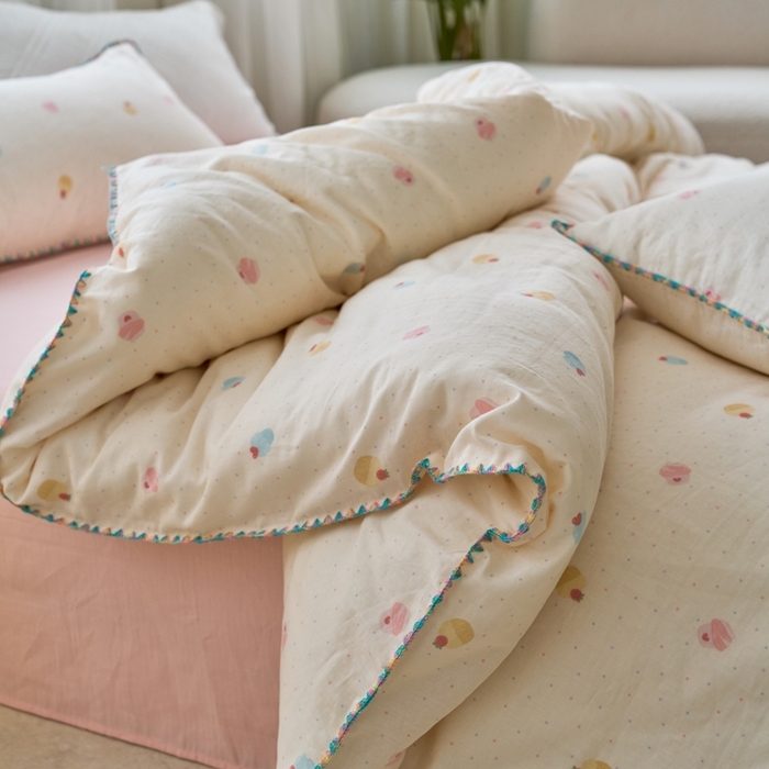 91家纺网 家纺一手货源 找家纺 洋铭区（原狠狠爱） 2025新款全棉彩边双层四件套 小奶糕