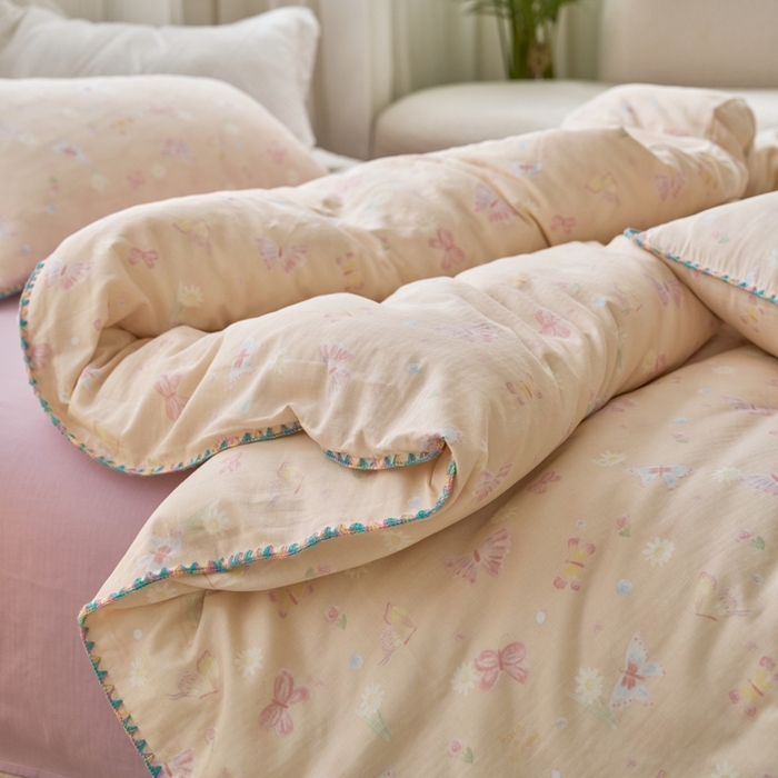 91家纺网 家纺一手货源 找家纺 洋铭区（原狠狠爱） 2025新款全棉彩边双层四件套 蝴蝶粉粉