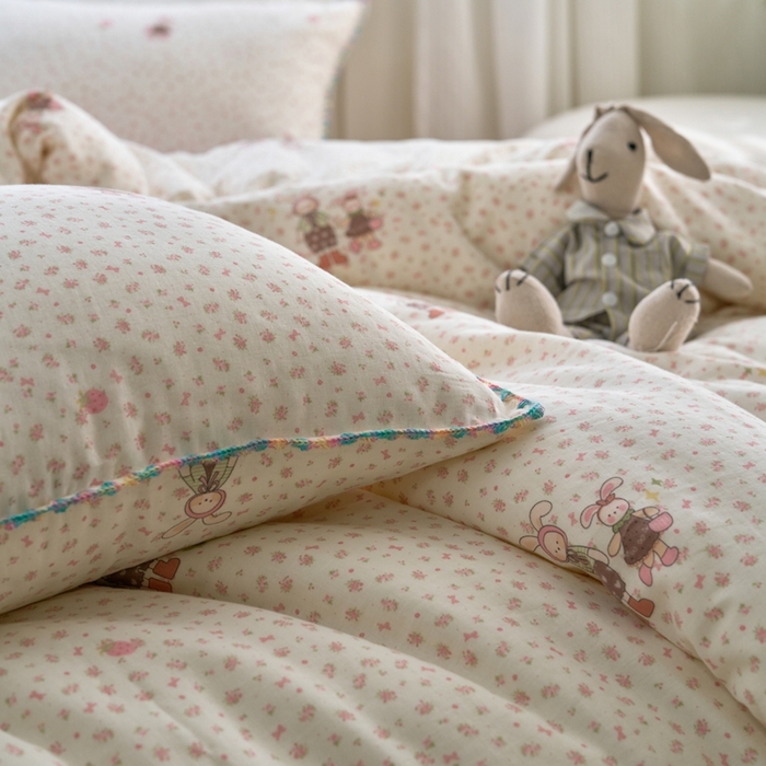 91家纺网 家纺一手货源 找家纺 洋铭区（原狠狠爱） 2025新款全棉彩边双层四件套 拉拉兔