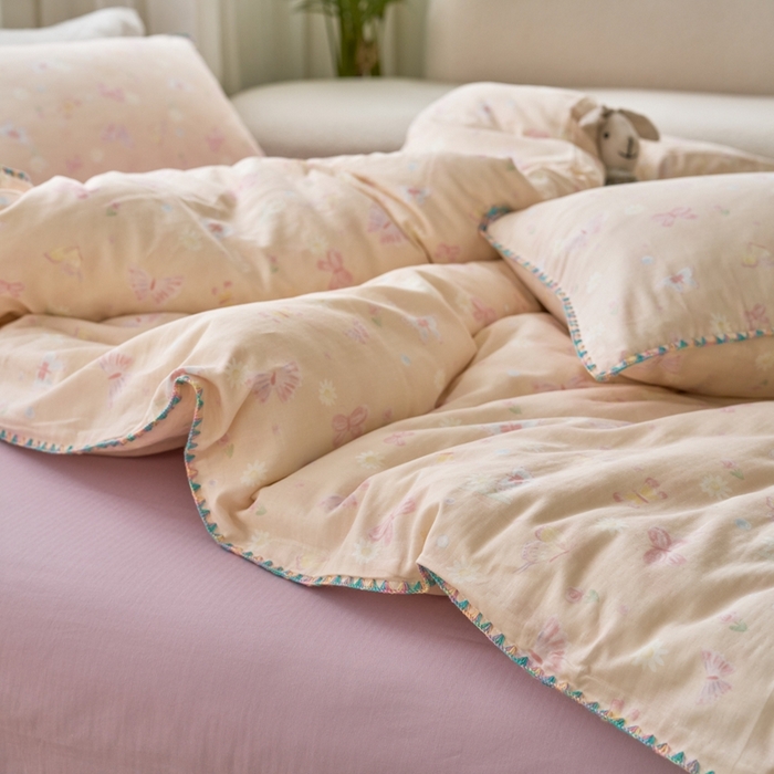 91家纺网 家纺一手货源 找家纺 洋铭区（原狠狠爱） 2025新款全棉彩边双层四件套 蝴蝶粉粉