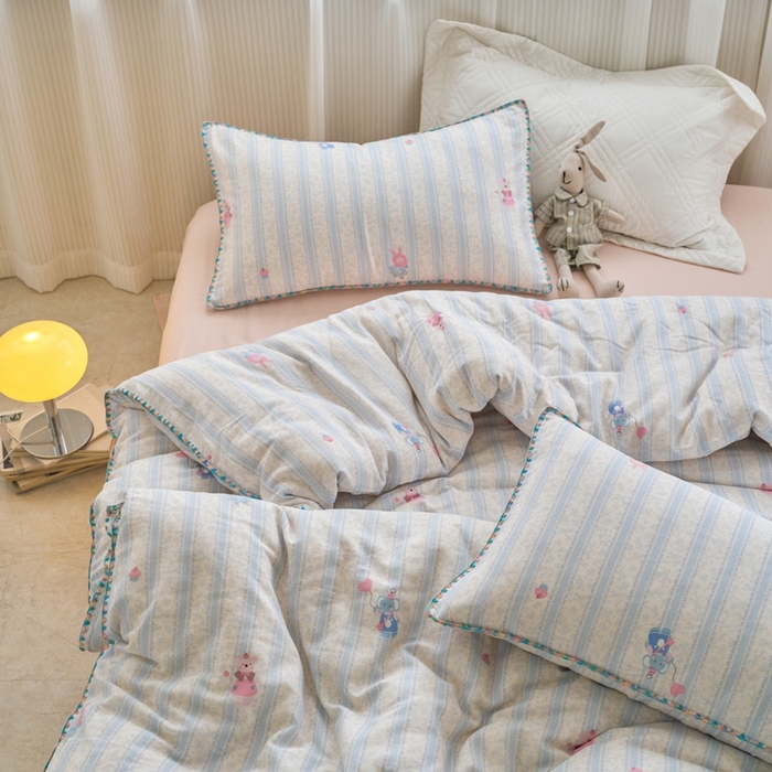 91家纺网 家纺一手货源 找家纺 洋铭区（原狠狠爱） 2025新款全棉彩边双层四件套 萌宝乐园