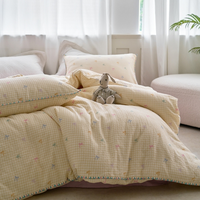 91家纺网 家纺一手货源 找家纺 洋铭区（原狠狠爱） 2025新款全棉彩边双层四件套 奶黄蝴蝶结