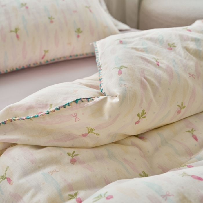 91家纺网 家纺一手货源 找家纺 洋铭区（原狠狠爱） 2025新款全棉彩边双层四件套 甜甜萝卜