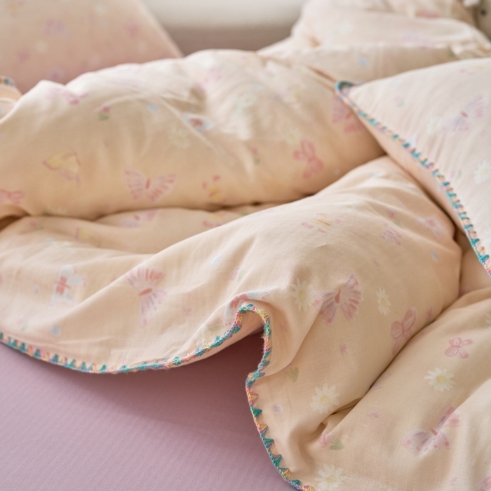 91家纺网 家纺一手货源 找家纺 洋铭区（原狠狠爱） 2025新款全棉彩边双层四件套 蝴蝶粉粉