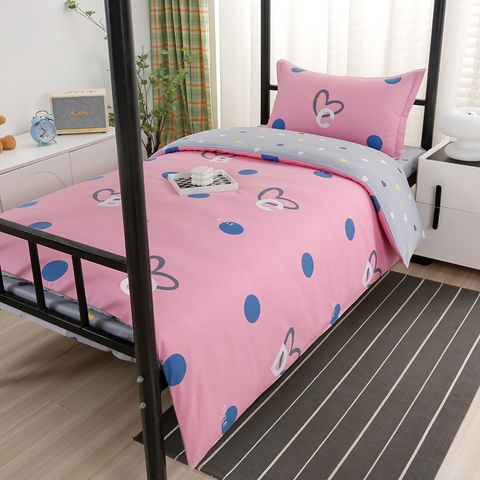 91家纺网 家纺一手货源 找家纺 乐旗家纺 2025新款A类AB版全棉环保印花学生上下铺宿舍三件套六件套 字母甜心