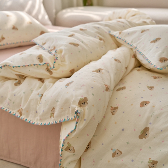 91家纺网 家纺一手货源 找家纺 洋铭区（原狠狠爱） 2025新款全棉彩边双层四件套 呼呼小熊