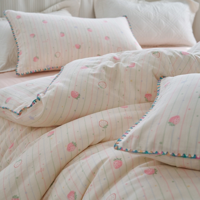 91家纺网 家纺一手货源 找家纺 洋铭区（原狠狠爱） 2025新款全棉彩边双层四件套 酸奶草莓