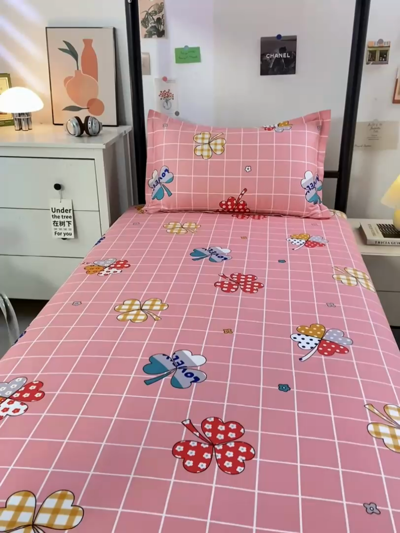 91家纺网 家纺一手货源 找家纺 上学郎家居 2025新款全棉13372学生三件套100棉单人床纯棉六件套学生宿舍床上用品 花季盛典-粉
